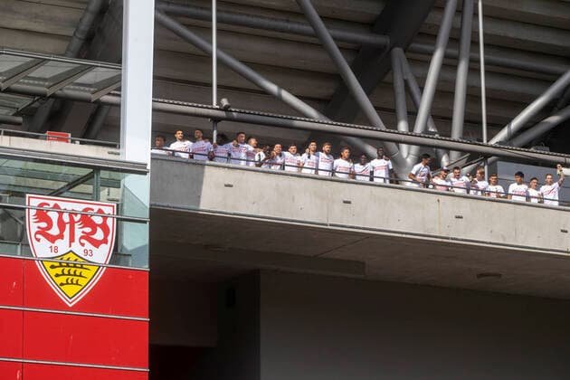 The team thanks the fans Although the club had originally asked not to come to the stadium because of Corona return to the Bundesliga VfB Stuttgart rises despite defeat against SV Darmstadt 98 on Corona conditionally celebrated the fans their players in front of the stadium 28 06 2020, Stuttgart, Baden Württemberg, Germany c Arnulf Hettrich Fnoxx Publication only against fee, copyright notice and specimen copy Contact clearing Any use of the photo only against fee plus VAT, complete name according to paragraph 13 UrhG and sending of two specimen copies The usage fee is based on the current image fees of the MFM of the BVPA No third party rights available no third party rights available Image is subject to fee MR:N