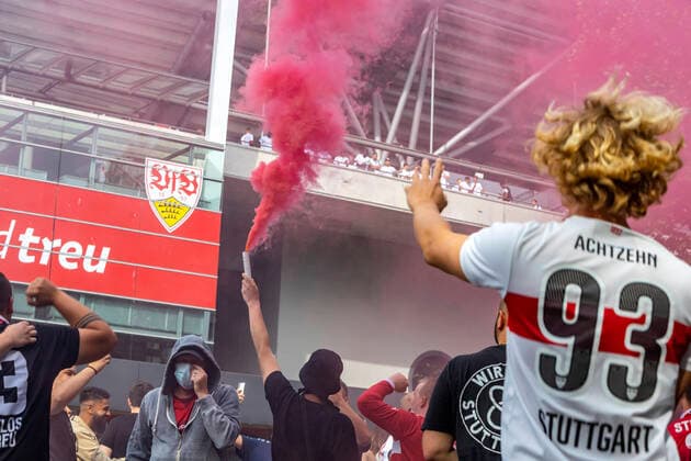 The team thanks the fans Although the club had originally asked not to come to the stadium because of Corona return to the Bundesliga VfB Stuttgart rises despite defeat against SV Darmstadt 98 on Corona conditionally celebrated the fans their players in front of the stadium 28 06 2020, Stuttgart, Baden Württemberg, Germany c Arnulf Hettrich Fnoxx Publication only against fee, copyright notice and specimen copy Contact clearing Any use of the photo only against fee plus VAT, complete name according to paragraph 13 UrhG and sending of two specimen copies The usage fee is based on the current image fees of the MFM of the BVPA No third party rights available no third party rights available Image is subject to fee MR:N