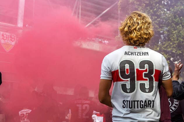 The team thanks the fans Although the club had originally asked not to come to the stadium because of Corona return to the Bundesliga VfB Stuttgart rises despite defeat against SV Darmstadt 98 on Corona conditionally celebrated the fans their players in front of the stadium 28 06 2020, Stuttgart, Baden Württemberg, Germany c Arnulf Hettrich Fnoxx Publication only against fee, copyright notice and specimen copy Contact clearing Any use of the photo only against fee plus VAT, complete name according to paragraph 13 UrhG and sending of two specimen copies The usage fee is based on the current image fees of the MFM of the BVPA No third party rights available no third party rights available Image is subject to fee MR:N