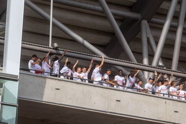 The team thanks the fans Although the club had originally asked not to come to the stadium because of Corona return to the Bundesliga VfB Stuttgart rises despite defeat against SV Darmstadt 98 on Corona conditionally celebrated the fans their players in front of the stadium 28 06 2020, Stuttgart, Baden Württemberg, Germany c Arnulf Hettrich Fnoxx Publication only against fee, copyright notice and specimen copy Contact clearing Any use of the photo only against fee plus VAT, complete name according to paragraph 13 UrhG and sending of two specimen copies The usage fee is based on the current image fees of the MFM of the BVPA No third party rights available no third party rights available Image is subject to fee MR:N