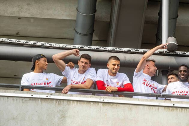 Return to the Bundesliga The team with Mario Gomez thanks the fans after the game VfB Stuttgart rises despite defeat against SV Darmstadt 98 on Corona conditionally the fans celebrated their players in front of the stadium 28 06 2020, Stuttgart, Baden Württemberg, Germany c Arnulf Hettrich Fnoxx Publication only against fee, copyright notice and voucher copy at the tax office Stuttgart 1 clearing Any use of the photo only against fee plus VAT, complete name according to paragraph 13 UrhG and sending of two specimen copies The usage fee is based on the current image fees of the MFM of the BVPA No third party rights available no third party rights available Image is subject to fee MR:N
