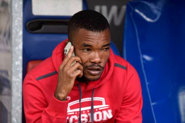 Geoffroy Serey Die, FCS, beim Telefonieren, FC Basel - FC Sion, Super League, Fussball, 28.06.2020 *** Geoffroy Serey Die, FCS, on the phone, FC Basel FC Sion, Super League, football, 28 06 2020 