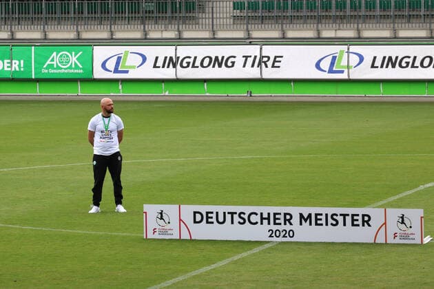 Coach Stephan Lerch Wolfsburg is standing alone on the pitch after the championship ceremony, next to him is the team of German champions VfL Wolfsburg Bayer 04 Leverkusen Football FLYERALARM Women Bundesliga Season 2019 2020 22 Matchday 28 June 2020 VfL Wolfsburg Bayer 04 Leverkusen F , Wolfsburg Lower Saxony Germany AOK Stadium