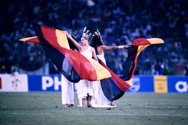 DEUTSCHLAND Weltmeister Eroeffnungsfeier FIFA Fussball Weltmeisterschaften 1990 in Italien Finale Deutschland - Argentinien 1 : 0 am 08.07. 1990 in Rom *** GERMANY World Champions Opening Ceremony FIFA World Cup 1990 in Italy Final Germany Argentina 1 0 on 08 07 1990 in Rome