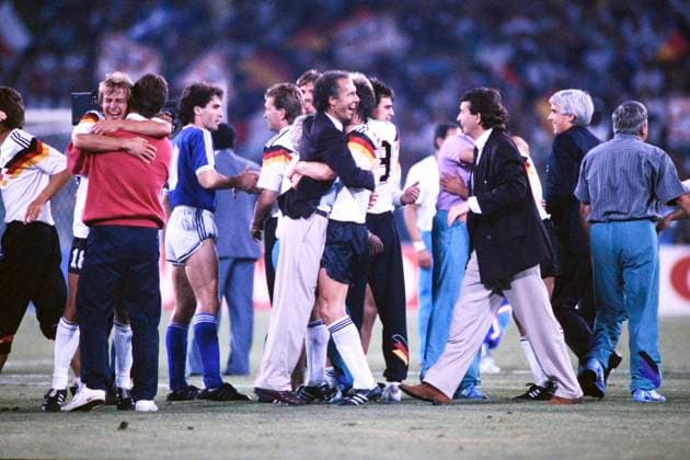 BECKENBAUER Franz Trainer Team Deutschland mit Pressesprecher NIERSBACH Wolfgang bei der Siegesfeier auf dem Spielfeld Team Deutschland Weltmeister FIFA Fussball Weltmeisterschaften 1990 in Italien Finale Deutschland - Argentinien 1 : 0 am 08.07. 1990 in Rom *** BECKENBAUER Franz Trainer Team Germany with press spokesman NIERSBACH Wolfgang at the victory celebration on the pitch Team Germany World Champion FIFA World Cup 1990 in Italy Final Germany Argentina 1 0 on 08 07 1990 in Rome