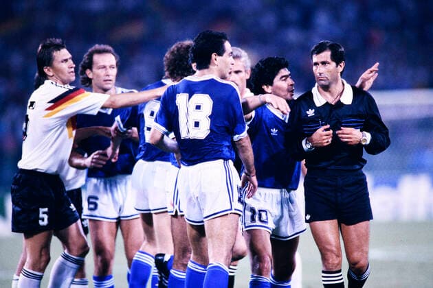 DEZOTTI Gustavo Team Argentinien (verdeckt) rote Karte vom Schiedsrichter Edgardo Codesal mit AUGENTHALER Klaus und MARADONA Diego Team Deutschland Weltmeister FIFA Fussball Weltmeisterschaften 1990 in Italien Finale Deutschland - Argentinien 1 : 0 am 08.07. 1990 in Rom *** DEZOTTI Gustavo Team Argentina covered red card from referee Edgardo Codesal with AUGENTHALER Klaus and MARADONA Diego Team Germany World Champion FIFA World Cup 1990 in Italy Final Germany Argentina 1 0 on 08 07 1990 in Rome