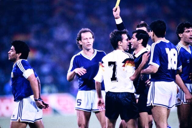 MARADONA Diego Kapitaen Team Argentinien gelbe Karte vom Schiedsrichter Edgardo Codesal mit LITTBARSKI Pierre Team Deutschland Weltmeister FIFA Fussball Weltmeisterschaften 1990 in Italien Finale Deutschland - Argentinien 1 : 0 am 08.07. 1990 in Rom *** MARADONA Diego Captain Team Argentina yellow card from referee Edgardo Codesal with LITTBARSKI Pierre Team Germany World Champion FIFA World Cup 1990 in Italy Final Germany Argentina 1 0 on 08 07 1990 in Rome