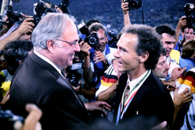 BECKENBAUER Franz Trainer Team Deutschland mit Bundeskanzler KOHL Helmuth bei der Siegesfeier auf dem Spielfeld Team Deutschland Weltmeister FIFA Fussball Weltmeisterschaften 1990 in Italien Finale Deutschland - Argentinien 1 : 0 am 08.07. 1990 in Rom *** BECKENBAUER Franz Trainer Team Germany with Federal Chancellor KOHL Helmuth at the victory celebration on the pitch Team Germany World Champion FIFA World Cup 1990 in Italy Final Germany Argentina 1 0 on 08 07 1990 in Rome
