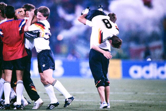 HAESSLER Thomas Team Deutschland jubeln nach dem Sieg Team Deutschland Weltmeister FIFA Fussball Weltmeisterschaften 1990 in Italien Finale Deutschland - Argentinien 1 : 0 am 08.07. 1990 in Rom *** HAESSLER Thomas Team Germany cheer after the victory Team Germany World Champion FIFA World Cup 1990 in Italy Final Germany Argentina 1 0 on 08 07 1990 in Rome