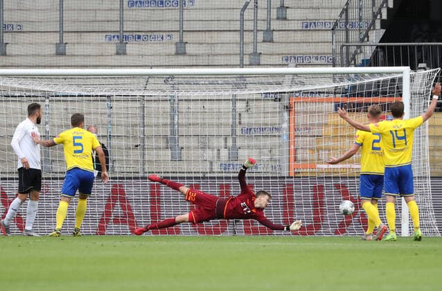 Bilder des Jahres 2020, Sport 06 Juni Sport Bilder des Tages Verl - Lok Leipzig 30.06.2020 Bielefeld, 30.06.2020, Bielefelder Alm, Fussball, Regionalliga, Relegation, Rückspiel um den Aufstieg in die 3.Liga , SC Verl vs 1.FC Lokomotive Leipzig , Im Bild: Tor für Verl zum 1:1 Ausgleich. Torwart Fabian Guderitz (32, Lok) kann den Schuss von Ron Schallenberg (6, Verl) nicht parieren. , DFB regulations prohibit any use of photographs as image sequences and or quasi-video. , *** Verl Lok Leipzig 30 06 2020 Bielefeld, 30 06 2020, Bielefelder Alm, soccer, regional league, relegation, return match for promotion to the 3 league , SC Verl vs 1 FC Lokomotive Leipzig , In the picture goal for Verl to 1 1 compensation goalkeeper Fabian Guderitz 32, Lok can not parry the shot of Ron Schallenberg 6, Verl , DFB regulations prohibit any use of photographs as image sequences and or quasi video ,
