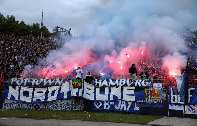 Karlsruher SC Deutschland, Karlsruhe, 02 06 2015, Football, Bundesliga, Season 2014 2015, Relegation return match, Karlsruher SC Hamburger SV 1 2 n V HSV Fans with pyrotechnics