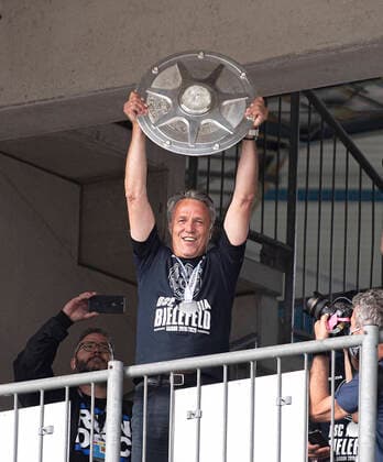 Coach Uwe NEUHAUS BI shows himself with the championship bowl to the fans celebrating in front of the stadium Football 2 Bundesliga, 34 matchday, DSC Arminia Bielefeld BI 1 FC Heidenheim HDH , on 28 06 2020 in Bielefeld Germany DFL regulations prohibit any use of photographs as image sequences and or quasi video Â