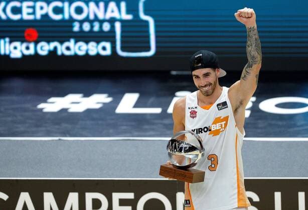 Baskonia s Luca Vildoza poses with his MVP Final trophy after the Spanish ACB final basketball match between FC Barcelona, Barca and Saski Baskonia held at Fuente de San Luis arena, in Valencia, Spain, 30 June 2020. FC Barcelona vs Saski Baskonia !ACHTUNG: NUR REDAKTIONELLE NUTZUNG!  Copyright: xManuelxBruquex GRAFCVA6461 20200630-637291530102514793