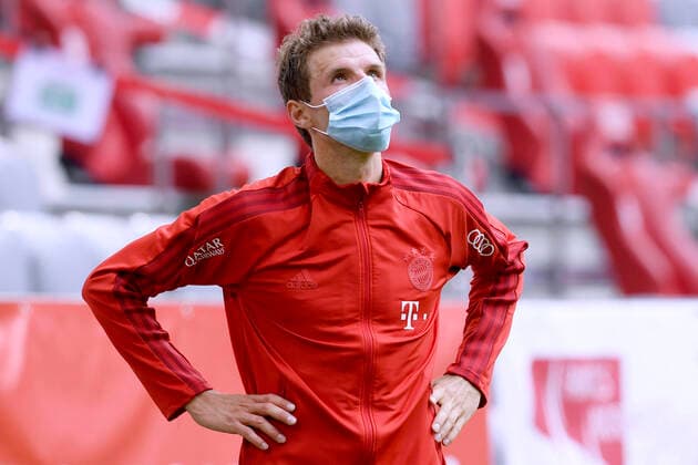 Football Bundesliga Season 2019 2020 Game FC Bayern Munich SC Freiburg MUELLER Thomas Team FC Bayern Munich with face mask before the game Football Bundesliga Season 2019 2020 Game FC Bayern Munich SC Freiburg on 20 06 2020 in Munich DFL REGULATIONS PROHIBIT ANY USE OF PHOTOGRAPHS as IMAGE SEQUENCES and or QUASI VIDEO Sportphoto by Laci Perenyi Press Photo Ulmer Pool Im Kamp 44 40667 Meerbusch Germany Phone 0049 2132 6266 Mail laci@sportphoto perenyi de MUENCHEN Allianz Arena Bayern Germany Poolfoto Pressefoto Ulmer Pool_Sportphoto_by_Laci Perenyi ,EDITORIAL USE ONLY