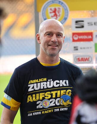 Coach Marco Antwerp Eintracht Braunschweig in promotion T Shirt DFL REGULATIONS PROHIBIT ANY USE OF PHOTOGRAPHS AS IMAGE SEQUENCES AND OR QUASI VIDEO
