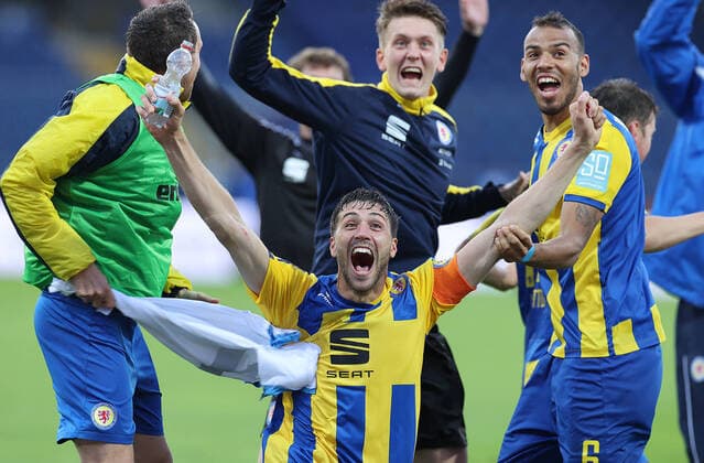 Bilder des Jahres 2020, Sport 07 Juli Sport Themen der Woche KW27 Sport Bilder des Tages Aufstiegsjubel, v.l. Stephan Fuerstner (Eintracht Braunschweig), Benjamin Kessel (Eintracht Braunschweig), Steffen Nkansah (Eintracht Braunschweig) DFL REGULATIONS PROHIBIT ANY USE OF PHOTOGRAPHS AS IMAGE SEQUENCES AND OR QUASI-VIDEO. *** Ascent jubilation, from l Stephan Fuerstner Eintracht Braunschweig , Benjamin Kessel Eintracht Braunschweig , Steffen Nkansah Eintracht Braunschweig DFL REGULATIONS PROHIBIT ANY USE OF PHOTOGRAPHS AS IMAGE SEQUENCES AND OR QUASI VIDEO