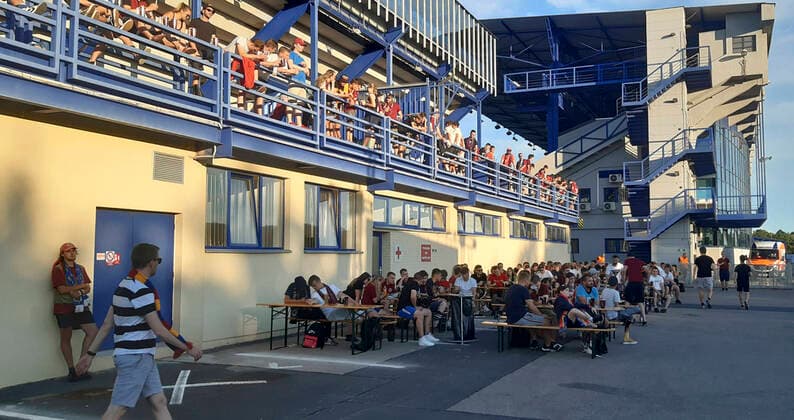 Fanousci v Praze na stadionu Sparty sleduji prenos finale ceskeho fotbaloveho poharu MOL Cupu: Slovan Liberec - Sparta Praha, ktery se hral 1. cervence 2020 v Liberci. CTKPhotoP202007010940201 CIZ 1k