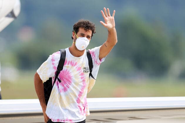 Sport Bilder des Tages FORMULA 1 - GP of Austria 2020 ZELTWEG,AUSTRIA,02.JUL.20 - MOTORSPORTS, FORMULA 1 - Grand Prix of Austria, Red Bull Ring, start of the Formula 1 season, arrival of the drivers. Image shows Daniel Ricciardo (AUS Renault) wearing a facemask. GEPAxpictures xChristianxWalgram