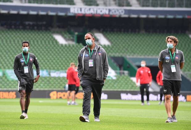 SV Werder Bremen vs 1 FC Heidenheim Relegation 01 02 07 2020 Player of 1 FC Heidenheim before the game in Weserstadion Mitte Coach Frank Schmidt Heidenheim Sport Football 1 Bundesliga nphgm001 Season 19 20 Relegation First leg SV Werder Bremen 1 FC Heidenheim, 02 07 2020 Photo Marvin Ibo Güngör GES Pool via gumzmedia nordphoto Bremen HB Germany Poolfoto GES gumzmedia nordphoto ,EDITORIAL USE ONLY