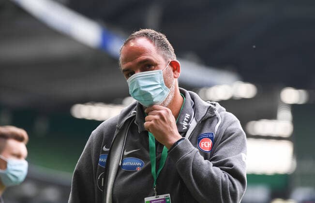SV Werder Bremen vs 1 FC Heidenheim Relegation 01 02 07 2020 Player of 1 FC Heidenheim before the game in the empty Weser stadium centre Coach Frank Schmidt Heidenheim Sport Football 1 Bundesliga nphgm001 Season 19 20 Relegation First leg SV Werder Bremen 1 FC Heidenheim, 02 07 2020 Photo Marvin Ibo Güngör GES Pool via gumzmedia nordphoto Bremen HB Germany Poolfoto GES gumzmedia nordphoto ,EDITORIAL USE ONLY