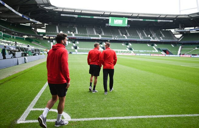 SV Werder Bremen vs 1 FC Heidenheim Relegation 01 02 07 2020 Players of 1 FC Heidenheim come to visit the pitch before the game Sport Football 1 Bundesliga nphgm001 Season 19 20 Relegation First leg SV Werder Bremen 1 FC Heidenheim, 02 07 2020 Photo Marvin Ibo Güngör GES Pool via gumzmedia nordphoto Bremen HB Germany Poolfoto GES gumzmedia nordphoto ,EDITORIAL USE ONLY