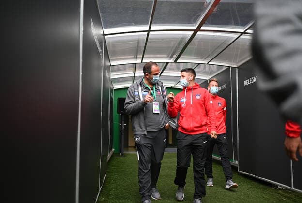 SV Werder Bremen vs 1 FC Heidenheim Relegation 01 02 07 2020 Players of 1 FC Heidenheim come to visit the pitch before the game Coach Frank Schmidt Heidenheim talks to Kevin Sessa Heidenheim Sport Football 1 Bundesliga nphgm001 Season 19 20 Relegation First leg SV Werder Bremen 1 FC Heidenheim, 02 07 2020 Photo Marvin Ibo Güngör GES Pool via gumzmedia nordphoto Bremen HB Germany Poolfoto GES gumzmedia nordphoto ,EDITORIAL USE ONLY