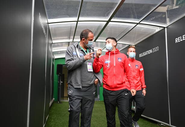 SV Werder Bremen vs 1 FC Heidenheim Relegation 01 02 07 2020 Players of 1 FC Heidenheim come to visit the pitch before the game Coach Frank Schmidt Heidenheim talks to Kevin Sessa Heidenheim Sport Football 1 Bundesliga nphgm001 Season 19 20 Relegation First leg SV Werder Bremen 1 FC Heidenheim, 02 07 2020 Photo Marvin Ibo Güngör GES Pool via gumzmedia nordphoto Bremen HB Germany Poolfoto GES gumzmedia nordphoto ,EDITORIAL USE ONLY