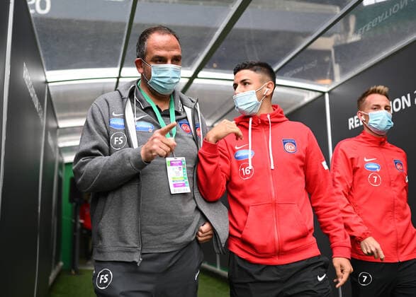 SV Werder Bremen vs 1 FC Heidenheim Relegation 01 02 07 2020 Players of 1 FC Heidenheim come to visit the pitch before the game Coach Frank Schmidt Heidenheim talks to Kevin Sessa Heidenheim and Marc Schnatterer Heidenheim r Sport Football 1 Bundesliga nphgm001 Season 19 20 Relegation First leg SV Werder Bremen 1 FC Heidenheim, 02 07 2020 Photo Marvin Ibo Güngör GES Pool via gumzmedia nordphoto Bremen HB Germany Poolfoto GES gumzmedia nordphoto ,EDITORIAL USE ONLY
