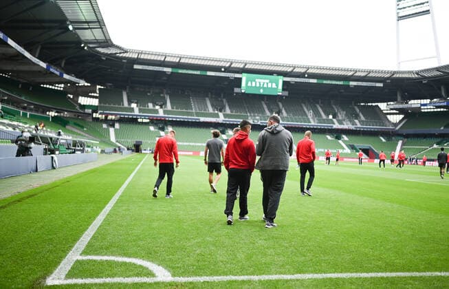 SV Werder Bremen vs 1 FC Heidenheim Relegation 01 02 07 2020 Players of 1 FC Heidenheim come to visit the pitch before the game Sport Football 1 Bundesliga nphgm001 Season 19 20 Relegation First leg SV Werder Bremen 1 FC Heidenheim, 02 07 2020 Photo Marvin Ibo Güngör GES Pool via gumzmedia nordphoto Bremen HB Germany Poolfoto GES gumzmedia nordphoto ,EDITORIAL USE ONLY