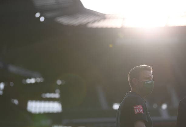 SV Werder Bremen vs. 1 FC Heidenheim Relegation 01 02 07 2020 Coach Florian Kohfeldt Bremen with face mask before the game during the interview back light Sport Football 1 Bundesliga nphgm001 Season 19 20 Relegation First leg SV Werder Bremen 1 FC Heidenheim, 02 07 2020 Photo Marvin Ibo Güngör GES Pool via gumzmedia nordphoto Bremen HB Germany Poolfoto GES gumzmedia nordphoto ,EDITORIAL USE ONLY