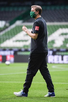 Werder Bremen 1 FC Heidenheim Football, Relegation, Werder Bremen 1 FC Heidenheim Coach Florian Kohfeldt Bremen on the pitch before the match wearing a breathing mask Photo Marvin Ibo Güngör GES Pool via xim gs DFL regulations prohibit any use of photographs as image sequences and or quasi video Editorial use only National and international news agencies out Bremen Germany Poolfoto Marvin Ibo Güngör GES Pool via xim.gs ,EDITORIAL USE ONLY