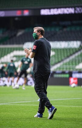 Werder Bremen 1 FC Heidenheim Football, Relegation, Werder Bremen 1 FC Heidenheim Coach Florian Kohfeldt Bremen on the pitch before the match wearing a breathing mask Photo Marvin Ibo Güngör GES Pool via xim gs DFL regulations prohibit any use of photographs as image sequences and or quasi video Editorial use only National and international news agencies out Bremen Germany Poolfoto Marvin Ibo Güngör GES Pool via xim.gs ,EDITORIAL USE ONLY