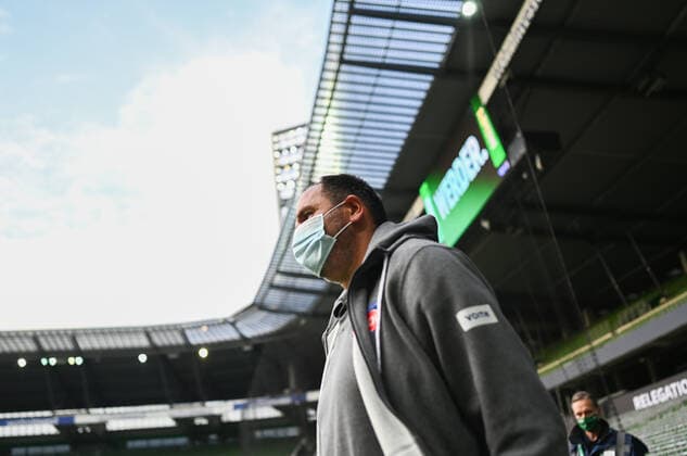 Werder Bremen 1 FC Heidenheim Football, Relegation, Werder Bremen 1 FC Heidenheim Trainer Frank Schmidt Heidenheim with respirator before the match Photo Marvin Ibo Güngör GES Pool via xim gs DFL regulations prohibit any use of photographs as image sequences and or quasi video Editorial use only National and international news agencies out Bremen Germany Poolfoto Marvin Ibo Güngör GES Pool via xim.gs ,EDITORIAL USE ONLY