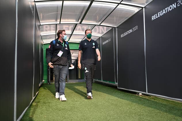 Werder Bremen 1 FC Heidenheim Football, Relegation, Werder Bremen 1 FC Heidenheim Coach Florian Kohfeldt Bremen with respirator before the match Photo Marvin Ibo Güngör GES Pool via xim gs DFL regulations prohibit any use of photographs as image sequences and or quasi video Editorial use only National and international news agencies out Bremen Germany Poolfoto Marvin Ibo Güngör GES Pool via xim.gs ,EDITORIAL USE ONLY