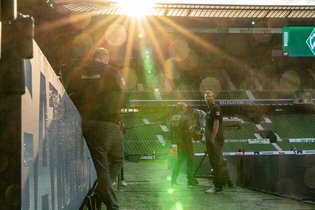 SV Werder Bremen vs 1 FC Heidenheim Relegation 01 02 07 2020 Florian Kohfeldt Trainer SV Werder Bremen im Gegenlicht Feature Sport nphgm001 Fussball 1 Bundesliga Saison 19 20 Relegation 01 SV Werder Bremen vs 1 FC Heidenheim 02 07 2020 Foto gumzmedia nordphoto POOL DFL regulations prohibit any use of photographs as image sequences and or quasi video EDITORIAL USE ONLY National and international News Agencies OUT Bremen wohninvest Weserstadion Bremen GERMANY Poolfoto gumzmedia nordphoto ,EDITORIAL USE ONLY