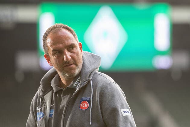 GER, Werder Bremen vs FC Heidenheim, football, Bundesliga Religation, 2019 2020, 02 07 2020 Frank Schmidt, coach FC Heidenheim, in front of the Werder logo rhombus, Gruen Weiss, GER, Werder Bremen vs FC Heidenheim, football, Bundesliga Religation, 2019 2020, 02 07 2020, DFB DFL regulations prohibit any use of photographs as image sequences and or quasi video , Foto EIBNER Sascha Walther Bremen Weser Stadium Hanseatic City of Bremen Germany Poolfoto Eibner Walther Pool ,EDITORIAL USE ONLY