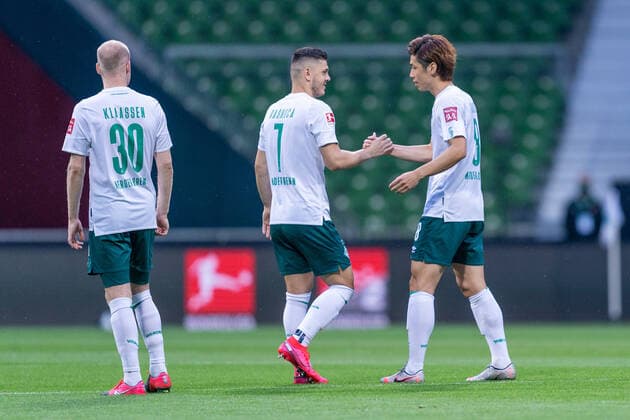 SV Werder Bremen vs 1 FC Heidenheim Relegation 01 02 07 2020 Milot Rashica Werder Bremen 07 , Yuya Osako Werder Bremen 08 , Davy Klaassen Werder Bremen 30 , before kick-off Sports nphgm001 Football 1 Bundesliga season 19 20 Relegation 01 SV Werder Bremen vs 1 FC Heidenheim 02 07 2020 Foto gumzmedia nordphoto POOL DFL regulations prohibit any use of photographs as image sequences and or quasi video EDITORIAL USE ONLY National and international News Agencies OUT Bremen wohninvest Weserstadion Bremen GERMANY Poolfoto gumzmedia nordphoto ,EDITORIAL USE ONLY