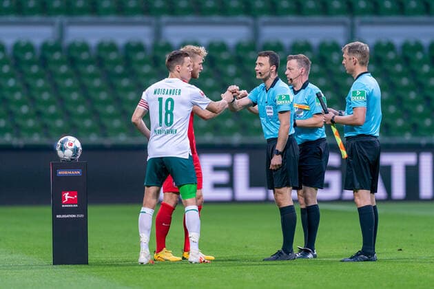 SV Werder Bremen vs 1 FC Heidenheim Relegation 01 02 07 2020 Niklas Moisander Werder Bremen 18 Captains , Felix Zwayer SR Referee Referee Sport nphgm001 Football 1 Bundesliga Season 19 20 Relegation 01 SV Werder Bremen vs 1 FC Heidenheim 02 07 2020 Foto gumzmedia nordphoto POOL DFL regulations prohibit any use of photographs as image sequences and or quasi video EDITORIAL USE ONLY National and international News Agencies OUT Bremen wohninvest Weserstadion Bremen GERMANY Poolfoto gumzmedia nordphoto ,EDITORIAL USE ONLY