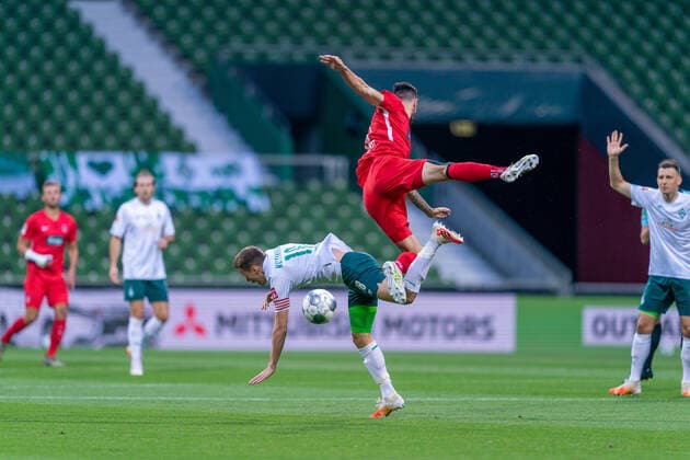SV Werder Bremen vs 1 FC Heidenheim Relegation 01 02 07 2020 Tim Kleindienst 1 FC Heidenheim 1846 10 , Niklas Moisander Werder Bremen 18 Captains Sport nphgm001 Football 1 Bundesliga Season 19 20 Relegation 01 SV Werder Bremen vs 1 FC Heidenheim 02 07 2020 Foto gumzmedia nordphoto POOL DFL regulations prohibit any use of photographs as image sequences and or quasi video EDITORIAL USE ONLY National and international News Agencies OUT Bremen wohninvest Weserstadion Bremen GERMANY Poolfoto gumzmedia nordphoto ,EDITORIAL USE ONLY