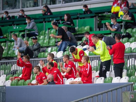 GER, Werder Bremen vs. FC Heidenheim, football, Bundesliga Religation, 2019 2020, 02 07 2020 Applause from the Heidenheim Substitute Bank, GER, Werder Bremen vs. FC Heidenheim, football, Bundesliga Religation, 2019 2020, 02 07 2020, DFB DFL regulations prohibit any use of photographs as image sequences and or quasi video , Foto EIBNER Sascha Walther Bremen Weser Stadium Hanseatic City of Bremen Germany Poolfoto Eibner Walther Pool ,EDITORIAL USE ONLY