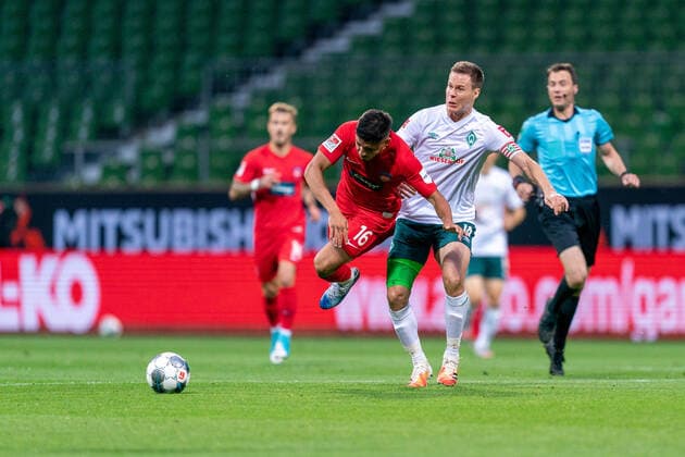 SV Werder Bremen vs 1 FC Heidenheim Relegation 01 02 07 2020 Kevin Sessa 1 FC Heidenheim 1846 16 , Niklas Moisander Werder Bremen 18 Captains , Felix Zwayer SR Referee Referee Sport nphgm001 Football 1 Bundesliga Season 19 20 Relegation 01 SV Werder Bremen vs 1 FC Heidenheim 02 07 2020 Foto gumzmedia nordphoto POOL DFL regulations prohibit any use of photographs as image sequences and or quasi video EDITORIAL USE ONLY National and international News Agencies OUT Bremen wohninvest Weserstadion Bremen GERMANY Poolfoto gumzmedia nordphoto ,EDITORIAL USE ONLY