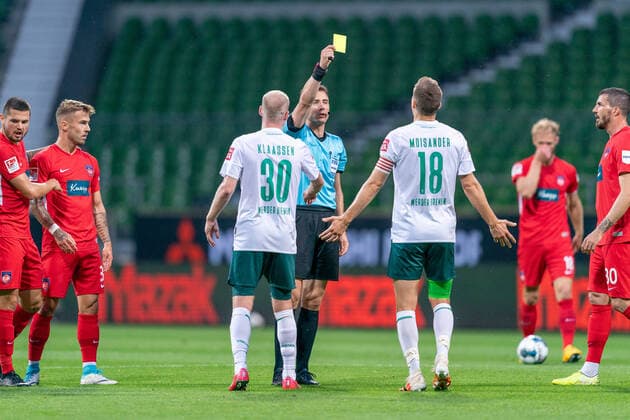 SV Werder Bremen vs 1 FC Heidenheim Relegation 01 02 07 2020 Yellow Card for Niklas Moisander Werder Bremen 18 Captains by Felix Zwayer SR Referee li Davy Klaassen Werder Bremen 30 Sport nphgm001 Football 1 Bundesliga Season 19 20 Relegation 01 SV Werder Bremen vs 1 FC Heidenheim 02 07 2020 Foto gumzmedia nordphoto POOL DFL regulations prohibit any use of photographs as image sequences and or quasi video EDITORIAL USE ONLY National and international News Agencies OUT Bremen wohninvest Weserstadion Bremen GERMANY Poolfoto gumzmedia nordphoto ,EDITORIAL USE ONLY