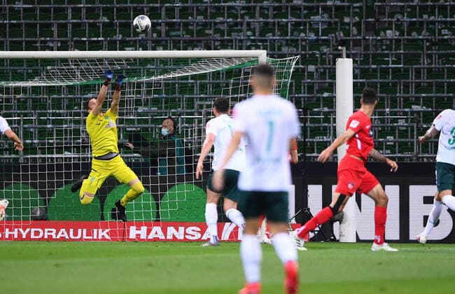 Werder Bremen 1 FC Heidenheim Football, Relegation, Werder Bremen 1 FC Heidenheim Goalkeeper Jiri Pavlenka Bremen parries a shot by Tim Kleindienst Heidenheim Photo Marvin Ibo Güngör GES Pool via xim gs DFL regulations prohibit any use of photographs as image sequences and or quasi video Editorial use only National and international news agencies out Bremen Germany Poolfoto Marvin Ibo Güngör GES Pool via xim.gs ,EDITORIAL USE ONLY