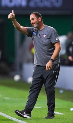 Werder Bremen 1 FC Heidenheim Football, Relegation, Werder Bremen 1 FC Heidenheim Thumbs up Coach Frank Schmidt Heidenheim Photo Marvin Ibo Güngör GES Pool via xim gs DFL regulations prohibit any use of photographs as image sequences and or quasi video Editorial use only National and international news agencies out Bremen Germany Poolfoto Marvin Ibo Güngör GES Pool via xim.gs ,EDITORIAL USE ONLY