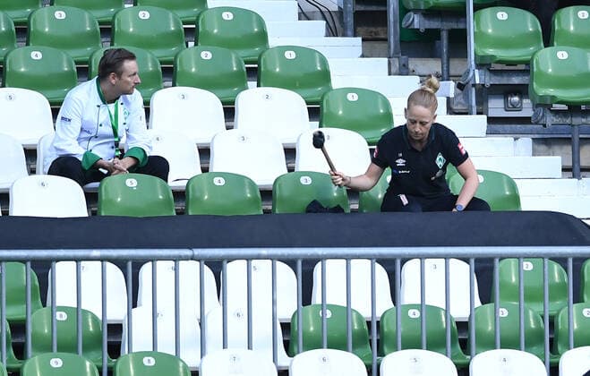 Werder Bremen 1 FC Heidenheim Football, Relegation, Werder Bremen 1 FC Heidenheim Coach Bremen as a mood enhancer with hammer on the stands Photo Tim Groothuis Witters Pool via xim gs DFL regulations prohibit any use of photographs as image sequences and or quasi video Editorial use only National and international news agencies out Bremen Germany Poolfoto Tim Groothuis Witters Pool via xim.gs ,EDITORIAL USE ONLY
