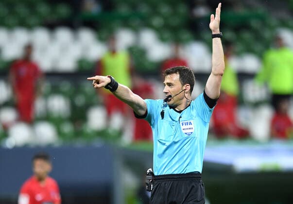 Werder Bremen 1 FC Heidenheim Football, Relegation, Werder Bremen 1 FC Heidenheim Referee Felix Zwayer Photo Tim Groothuis Witters Pool via xim gs DFL regulations prohibit any use of photographs as image sequences and or quasi video Editorial use only National and international news agencies out Bremen Germany Poolfoto Tim Groothuis Witters Pool via xim.gs ,EDITORIAL USE ONLY
