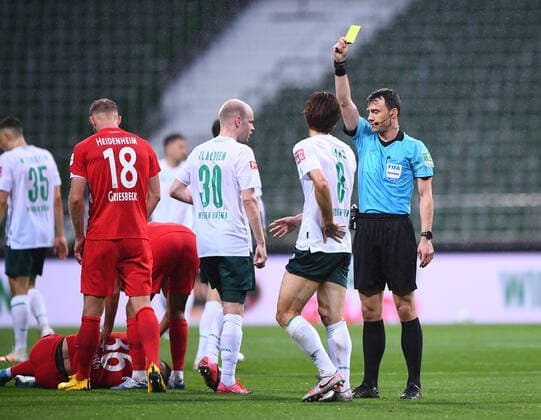 Werder Bremen 1 FC Heidenheim Football, Relegation, Werder Bremen 1 FC Heidenheim Yellow card for referee Felix Zwayer Berlin Photo Marvin Ibo Güngör GES Pool via xim gs DFL regulations prohibit any use of photographs as image sequences and or quasi video Editorial use only National and international news agencies out Bremen Germany Poolfoto Marvin Ibo Güngör GES Pool via xim.gs ,EDITORIAL USE ONLY