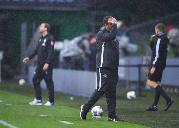 Werder Bremen 1 FC Heidenheim Football, Relegation, Werder Bremen 1 FC Heidenheim Trainer Frank Schmidt Heidenheim r and Trainer Florian Kohfeldt Bremen l in the rain Photo Marvin Ibo Güngör GES Pool via xim gs DFL regulations prohibit any use of photographs as image sequences and or quasi video Editorial use only National and international news agencies out Bremen Germany Poolfoto Marvin Ibo Güngör GES Pool via xim.gs ,EDITORIAL USE ONLY