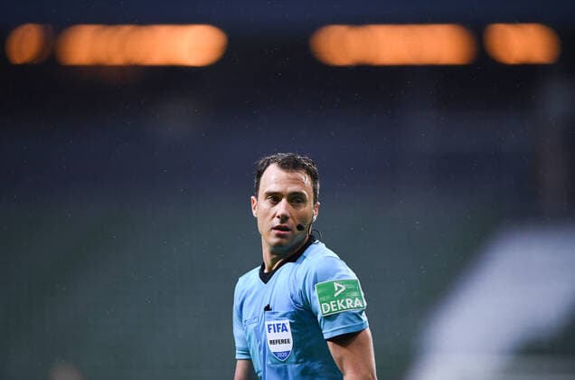 Werder Bremen 1 FC Heidenheim Football, Relegation, Werder Bremen 1 FC Heidenheim Action Portrait, Action Portrait Referee Felix Zwayer Berlin Photo Marvin Ibo Güngör GES Pool via xim gs DFL regulations prohibit any use of photographs as image sequences and or quasi video Editorial use only National and international news agencies out Bremen Germany Poolfoto Marvin Ibo Güngör GES Pool via xim.gs ,EDITORIAL USE ONLY