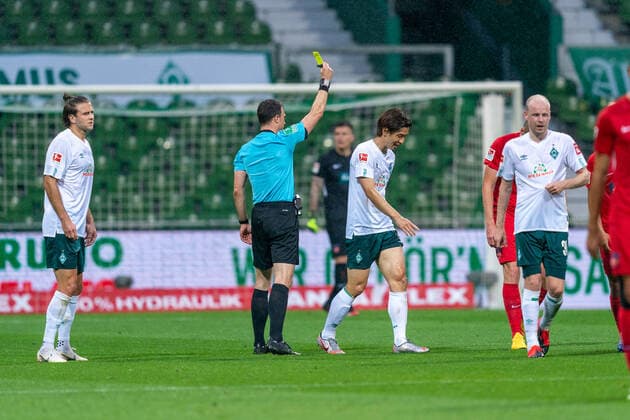 SV Werder Bremen vs 1 FC Heidenheim Relegation 01 02 07 2020 Felix Zwayer SR Referee yellow card Yuya Osako Werder Bremen 08 Sport nphgm001 Football 1 Bundesliga season 19 20 Relegation 01 SV Werder Bremen vs 1 FC Heidenheim 02 07 2020 Foto gumzmedia nordphoto POOL DFL regulations prohibit any use of photographs as image sequences and or quasi video EDITORIAL USE ONLY National and international News Agencies OUT Bremen wohninvest Weserstadion Bremen GERMANY Poolfoto gumzmedia nordphoto ,EDITORIAL USE ONLY